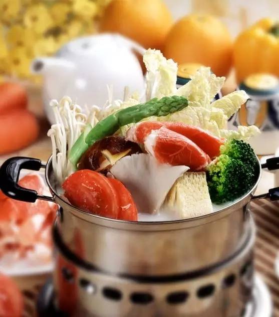 一条街上开3家旋转小火锅，为啥就他活了下来？