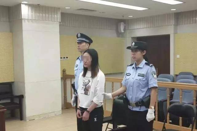 活该！女子“卧底”餐厅当服务员，把自己卧到监狱里去了.....