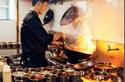 料理包盛行的当下，如何用“小锅现炒”笑傲上海滩？
