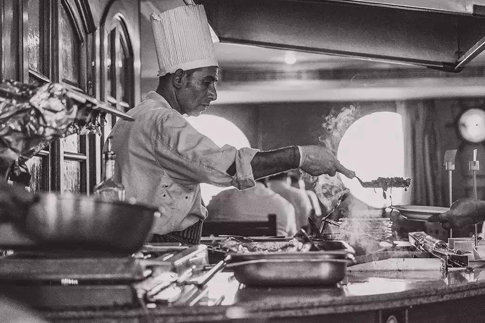 总说厨师累，两份数据告诉你厨师到底有多累