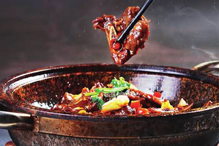 石锅湘味烹牛仔骨