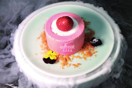 树莓慕斯配老北京酸奶