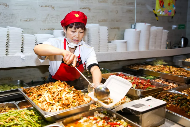 以1顶10？每人每小时出2500份菜品？没错！