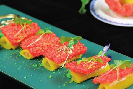 玫瑰西米脆佐芒果三文鱼沙拉