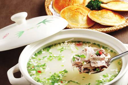 老汤羊汤配柴火炊饼