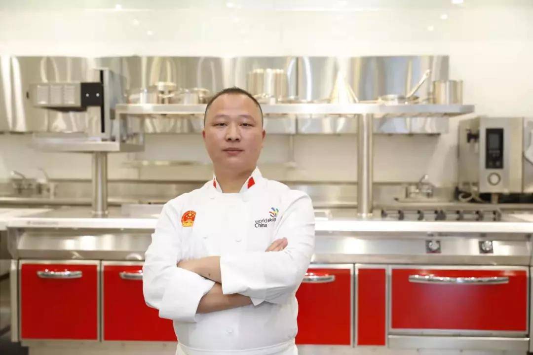 日义务送餐2000份，三菜一汤有奶有水果，但他的晚餐却是酱油煮面！