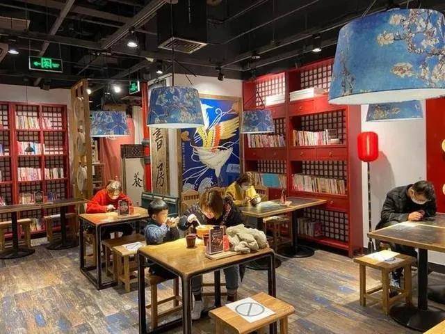 一个值得关注的现象，二月新增和注销餐企数量