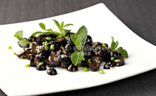 视频学菜｜这道“黑暗”下酒菜，把花生米拍在沙滩上...