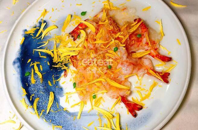 视频学菜｜敲虾拍上液氮菊花，这效果绝了！