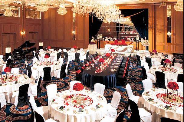 餐饮巨头倒下，行业危机还是商机？