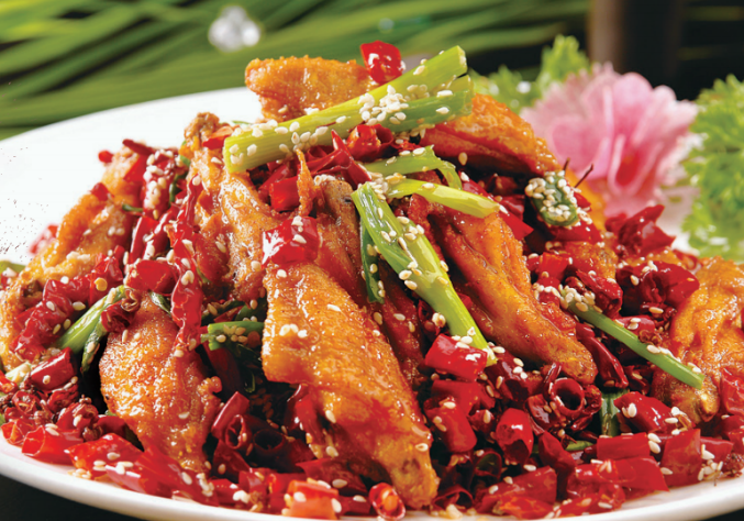 爆款菜｜卖火25年的翅中是如何制作的