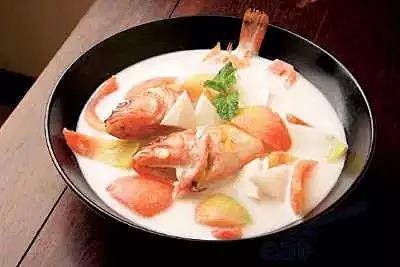 菜品独特，口味新颖：椰汁浓汤浸红玫瑰