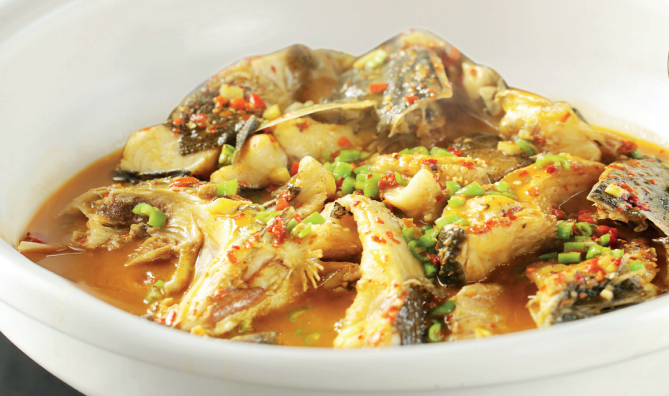 鲫鱼先蒸再炒 吊汤汤汁更鲜美