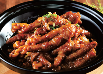 鸡爪搭配小麻花 吃起来别有趣味