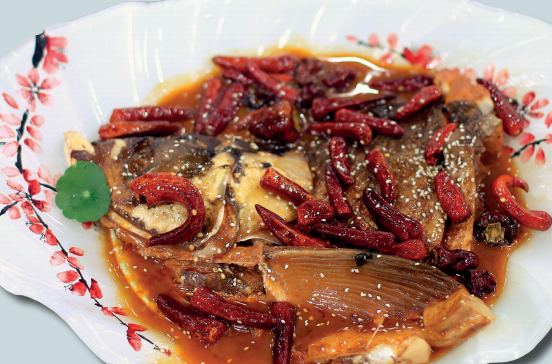 鱼头焯水再烧制 健康更入味