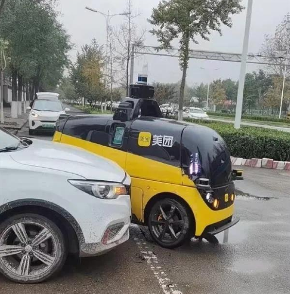 第一起无人配送车与私家车相撞