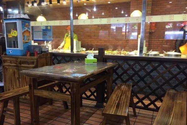 环卫工续七碗米饭老板怒了，餐厅该不该免费续饭？