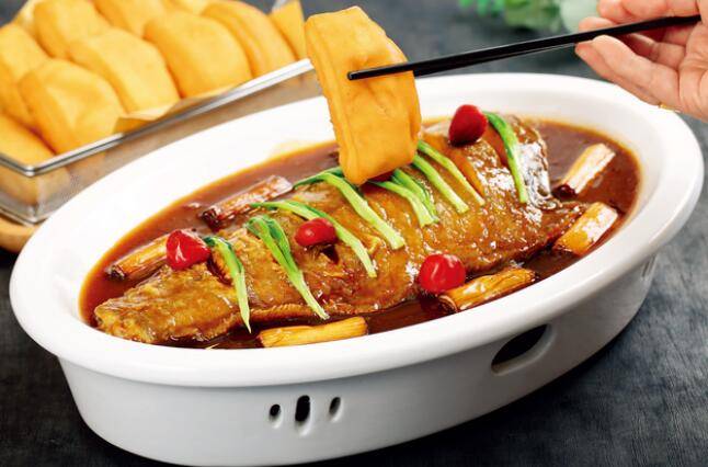 葱烧鲽⻥配国宴小油条