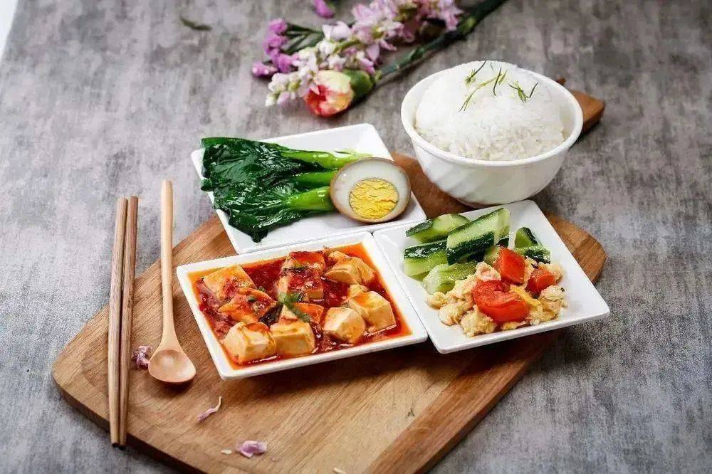 高校卖“2元盖浇饭”,团餐也开始卷了吗?