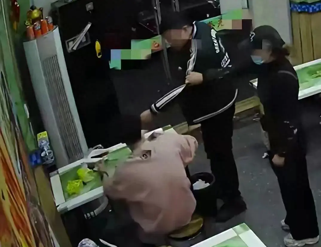 顾客多加调料被店家谩骂,暴力解决,店铺遭“网暴”!