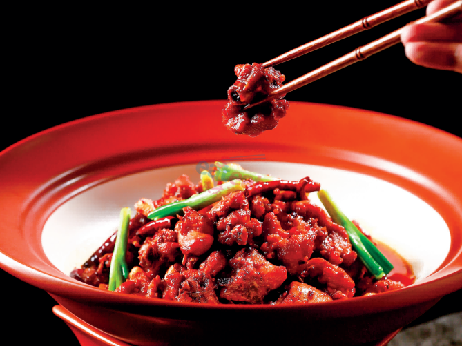 黄焖鸡的灵魂不是“焖”，而是“先炸透”！